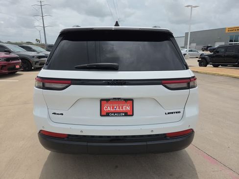 Used 2023 Jeep Grand Cherokee Limited w/ Black Appearance Package AWD/4WD image 13
