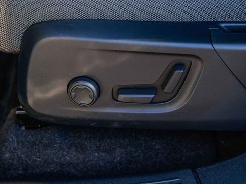 Used 2023 Volvo XC40 Recharge Core image 22