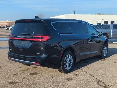 Used 2023 Chrysler Pacifica Touring-L image 3