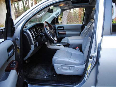 Used 2017 Toyota Sequoia Platinum image 4