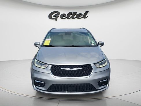 Used 2021 Chrysler Pacifica Touring-L FWD image 2