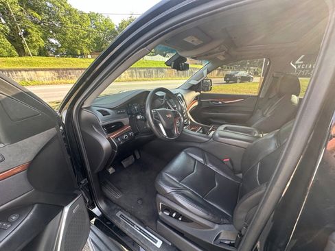 Used 2019 Cadillac Escalade Luxury image 8
