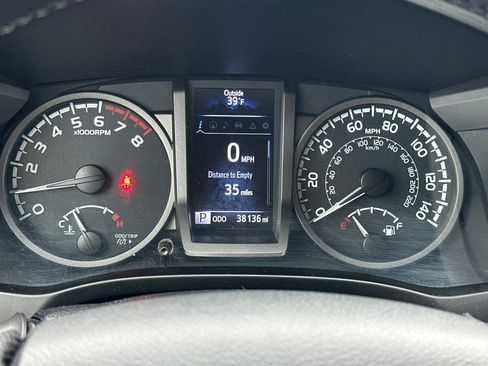 Used 2016 Toyota Tacoma TRD Sport image 26