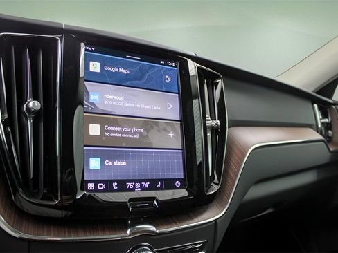 Certified 2024 Volvo XC60 B5 Plus w/ Climate Package image 23