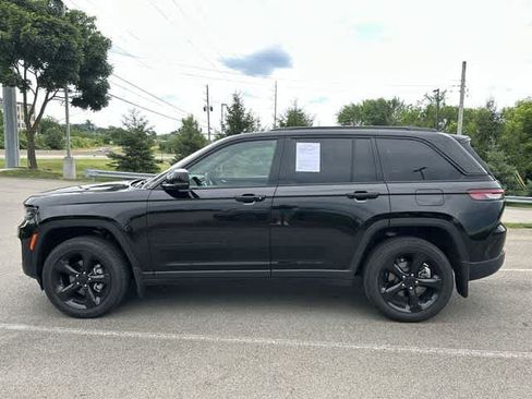 Used 2025 Jeep Grand Cherokee Altitude AWD/4WD image 2