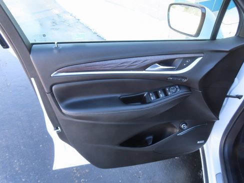 Used 2024 Buick Enclave Avenir w/ Avenir Technology Package image 32