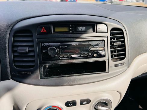 Used 2010 Hyundai Accent GS image 23