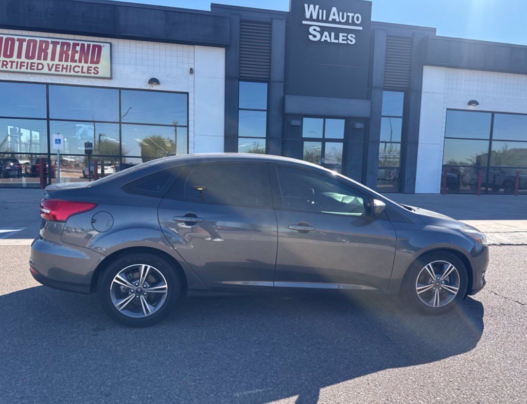 Used 2018 Ford Focus SE w/ SE Appearance Package FWD image 4