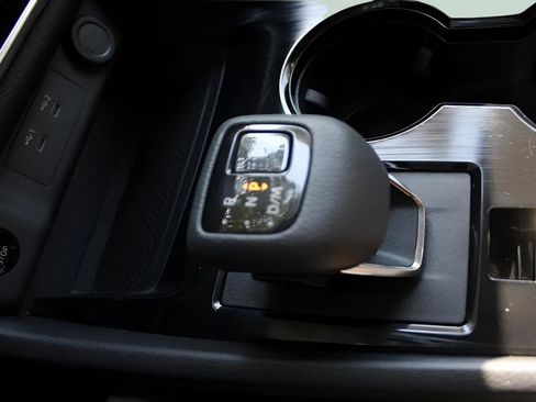 Used 2024 Nissan Rogue S image 17