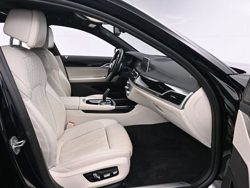 Used 2022 BMW 740i w/ M Sport Package RWD image 26