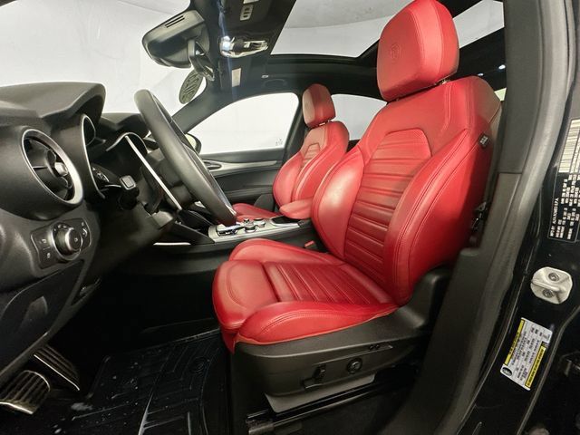 Used 2023 Alfa Romeo Stelvio Veloce AWD/4WD image 4