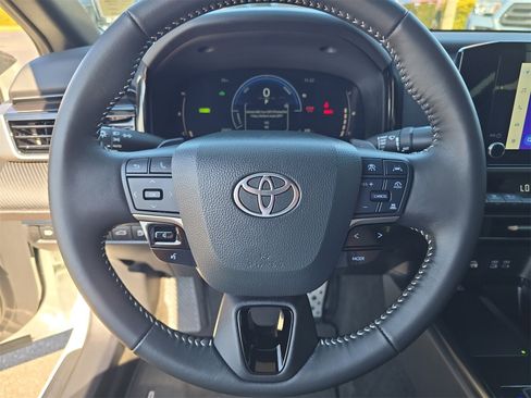 Used 2025 Toyota Camry SE w/ Convenience Package image 24