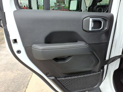 Used 2023 Jeep Wrangler Unlimited Sahara w/ Cold Weather Group AWD/4WD image 17