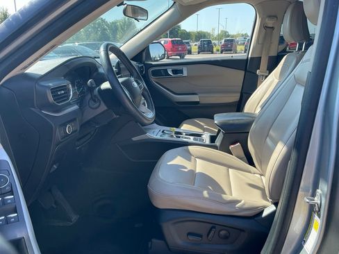 Used 2023 Ford Explorer XLT w/ Equipment Group 202A RWD image 10