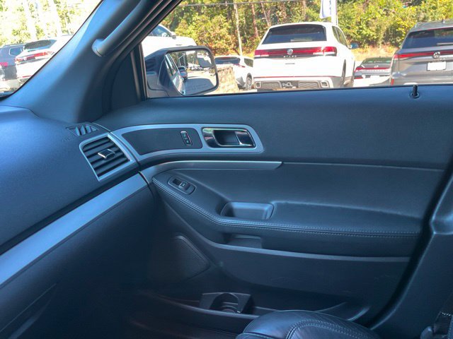 Used 2015 Ford Explorer XLT w/ Equipment Group 202A FWD image 29