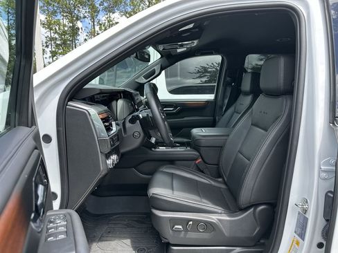 Used 2025 GMC Yukon Denali w/ LPO, Floor Liner Package AWD/4WD image 2