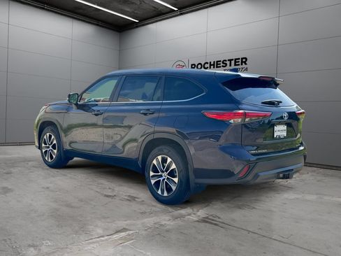 Used 2023 Toyota Highlander XLE AWD/4WD image 3