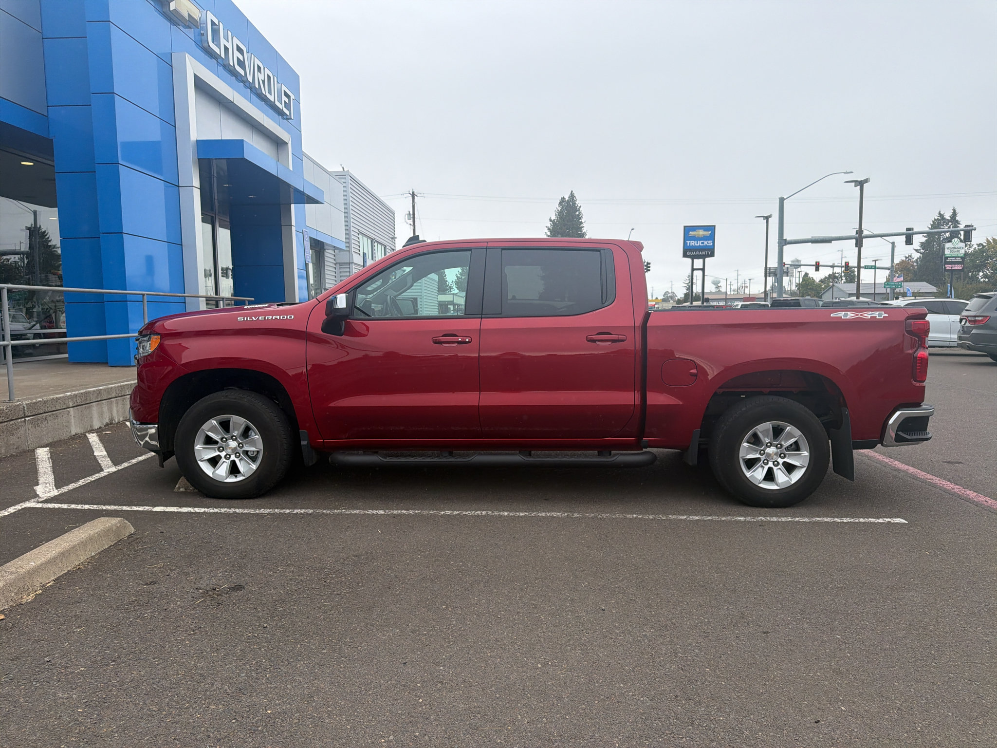 Used 2023 Chevrolet Silverado 1500 LT AWD/4WD image 4