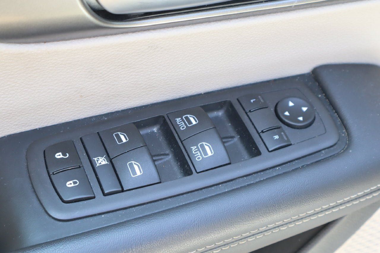 Used 2024 Chrysler Pacifica Touring-L FWD image 22