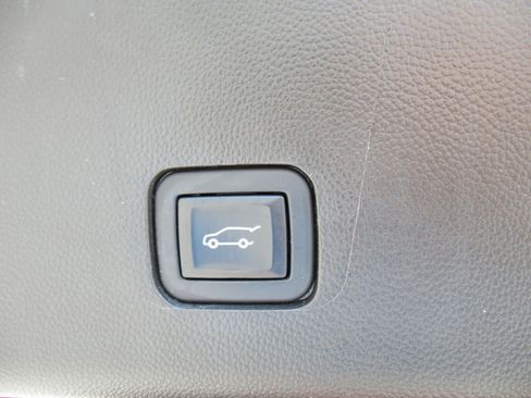 Used 2022 Chevrolet Traverse Premier AWD/4WD image 36