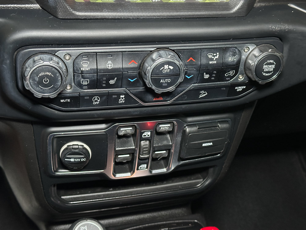 Used 2019 Jeep Wrangler Unlimited Sahara w/ Uconnect 4C Nav & Sound Group AWD/4WD image 32