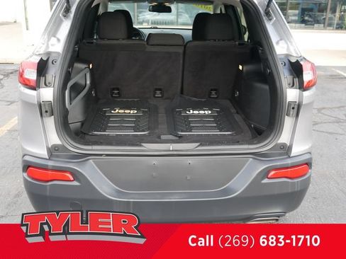 Used 2016 Jeep Cherokee Latitude FWD image 17