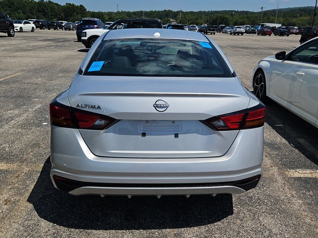 Used 2025 Nissan Altima 2.5 SV FWD image 2