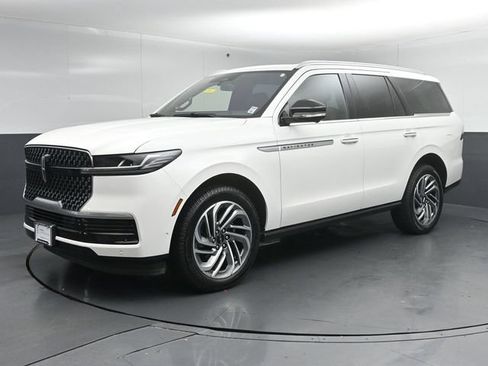 Certified 2025 Lincoln Navigator Reserve AWD/4WD image 3
