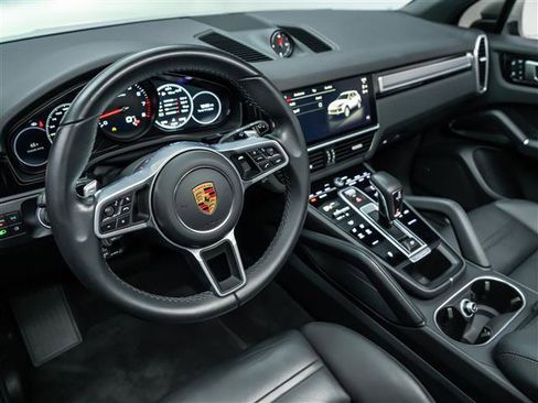 Used 2023 Porsche Cayenne Platinum Edition image 4