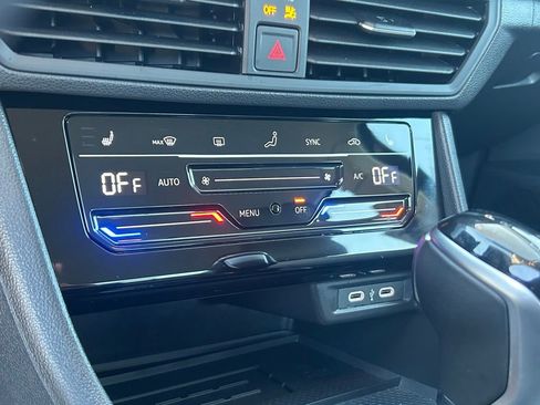 Used 2025 Volkswagen Jetta SE image 34