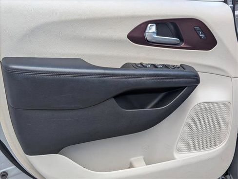 Used 2019 Chrysler Pacifica Limited image 3