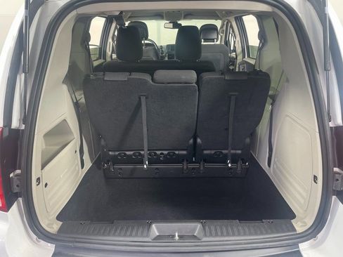 Used 2019 Dodge Grand Caravan SE w/ UConnect Hands-Free Group image 6