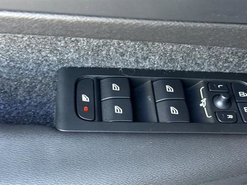 Certified 2025 Volvo XC40 B5 Core image 11