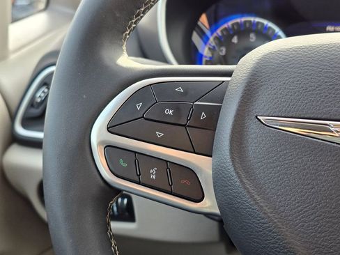 Used 2024 Chrysler Pacifica Touring-L FWD image 34