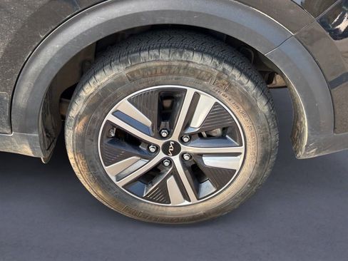 Used 2022 Kia Niro EX Premium image 3