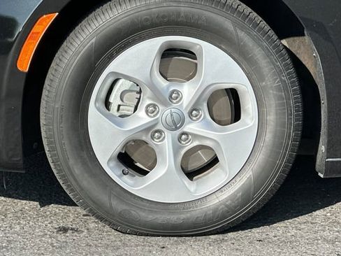 Used 2018 Chrysler Pacifica Touring Plus image 35