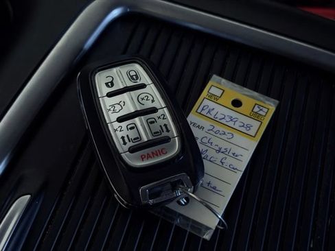 Certified 2023 Chrysler Pacifica Touring-L FWD image 42