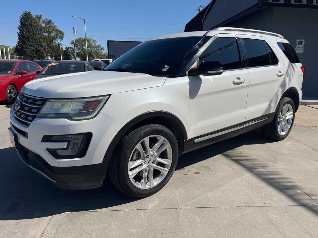 Used 2017 Ford Explorer XLT w/ Equipment Group 202A AWD/4WD image 3
