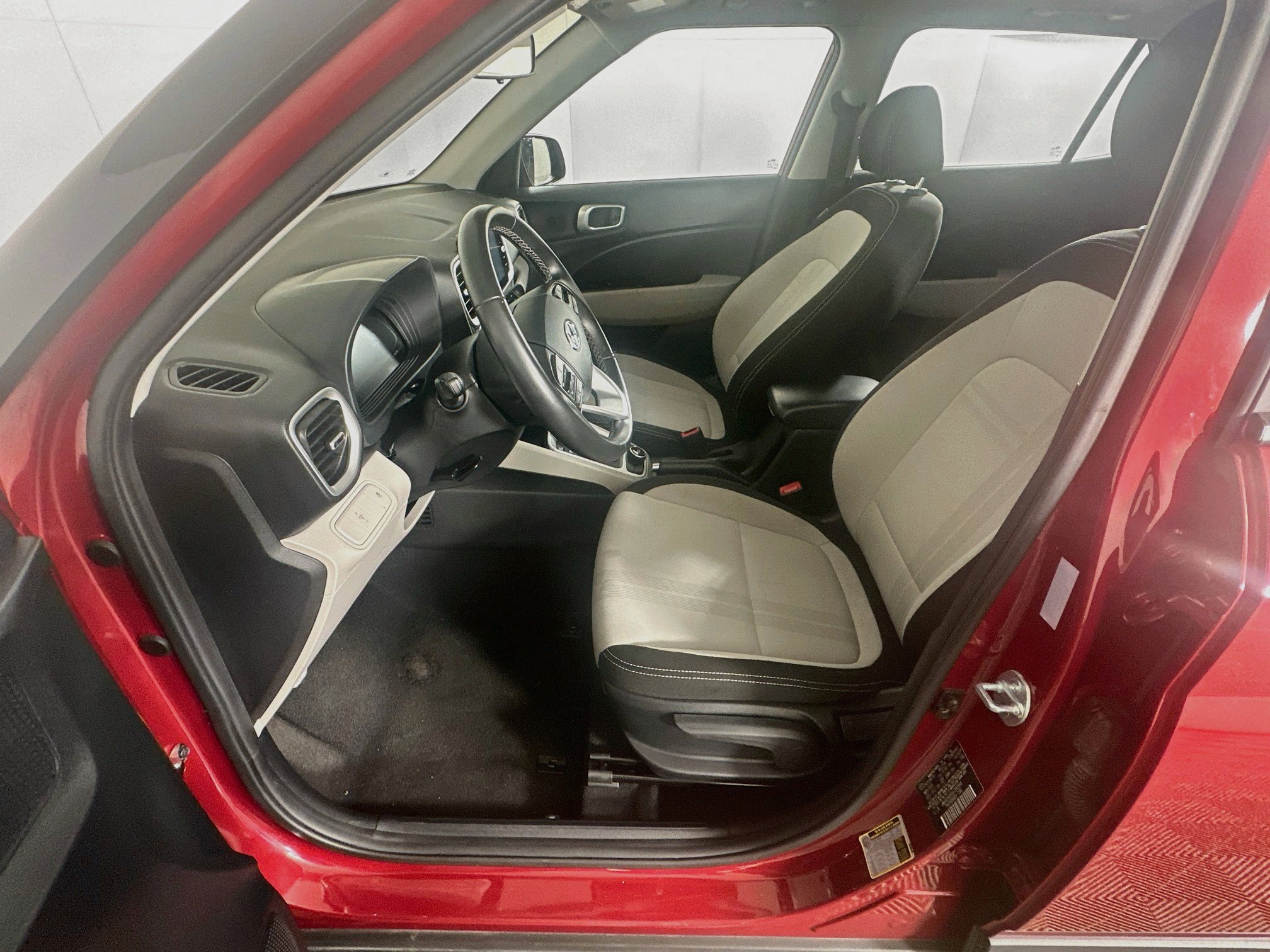 Used 2025 Hyundai Venue SEL FWD image 13