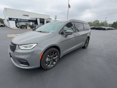 Used 2021 Chrysler Pacifica Touring-L w/ Uconnect Theater Family Group AWD/4WD image 4