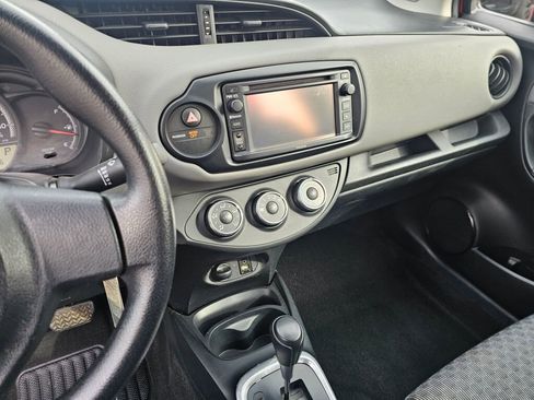 Used 2015 Toyota Yaris L image 27