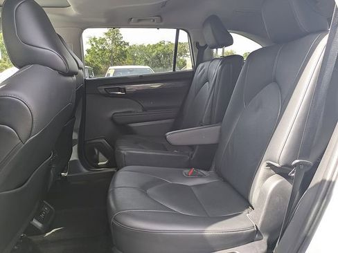 Used 2020 Toyota Highlander Limited FWD image 14