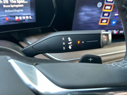 Used 2025 Chevrolet Suburban High Country image 20