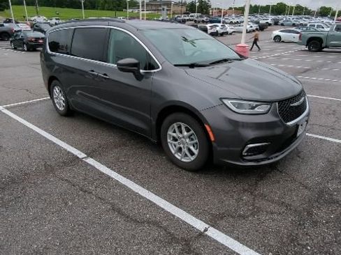 Used 2022 Chrysler Pacifica Touring-L FWD image 8