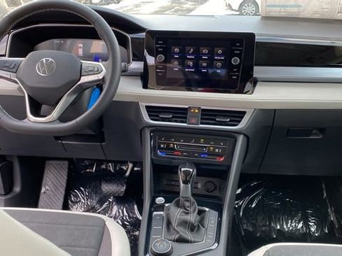 New 2026 Volkswagen Taos SE image 9