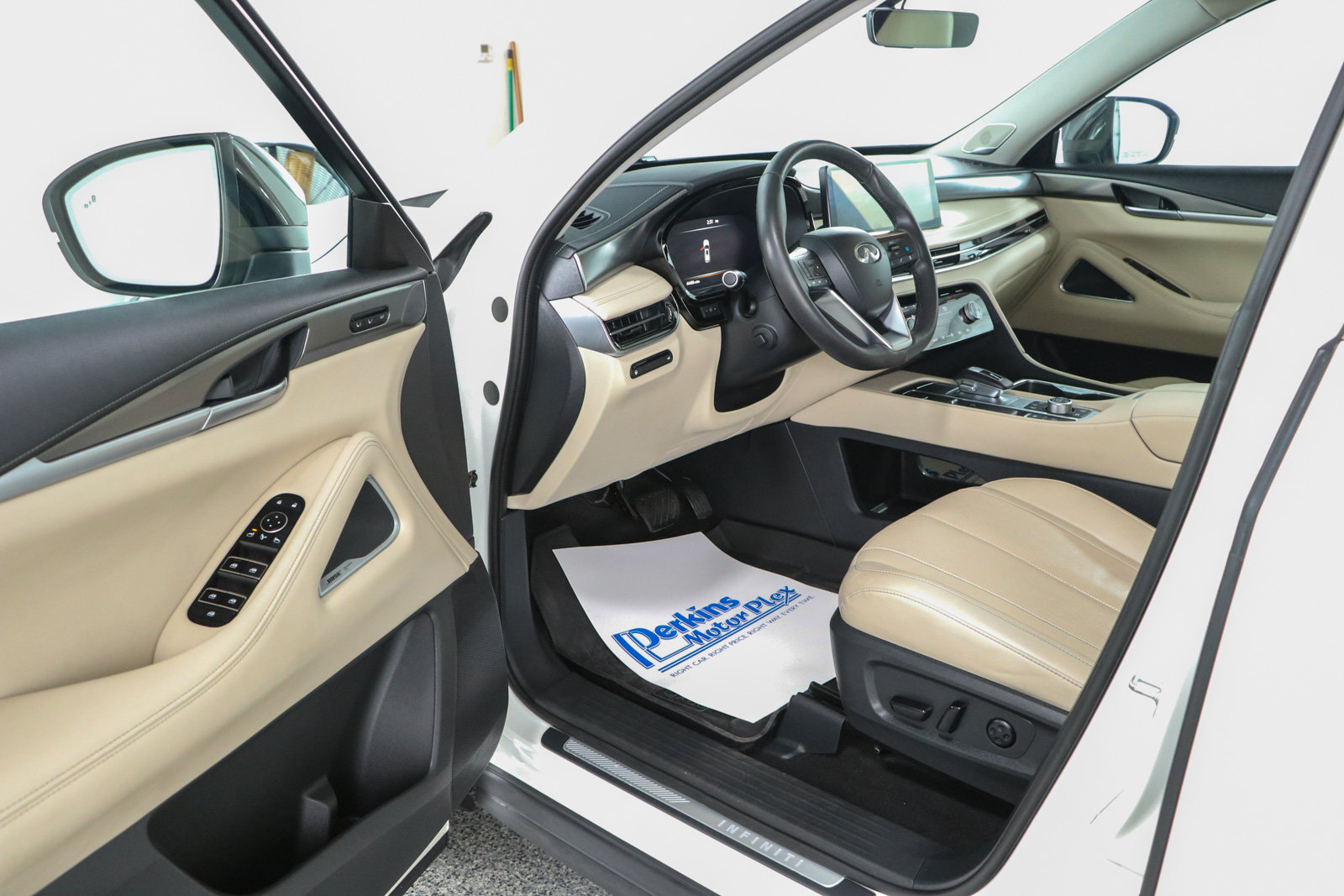 Used 2023 INFINITI QX60 Luxe w/ Performance Audio Package AWD/4WD image 3