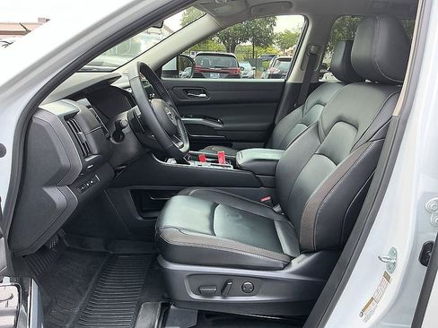 Certified 2025 Nissan Pathfinder SL w/ SL Premium Package FWD image 12