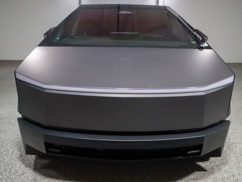 Used 2024 Tesla Cybertruck AWD Crew Cab image 4