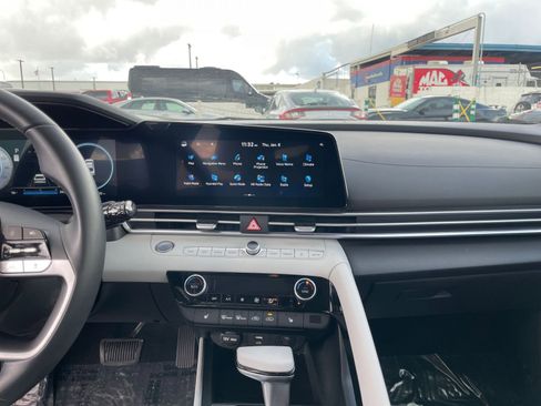 Used 2025 Hyundai Elantra Limited image 18