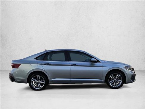 Used 2024 Volkswagen Jetta SE FWD image 4